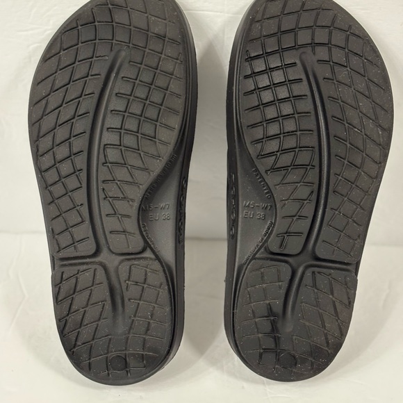 OOFOS OOlala Womens 7 Recovery Sport Shoes Black Thong Flip Flop Casual Slide - Picture 6 of 7
